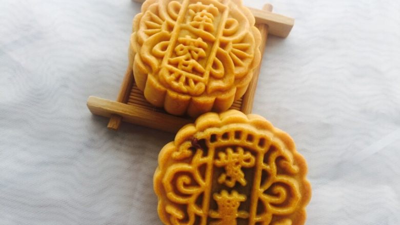 广式月饼(紫薯蛋黄馅),自己炒制的馅料不含添加剂,密封包装十天左右,需尽快吃完。