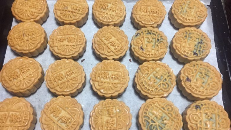 广式月饼(紫薯蛋黄馅),出炉可移至晾网架上散热,彻底放凉以后密封包装。