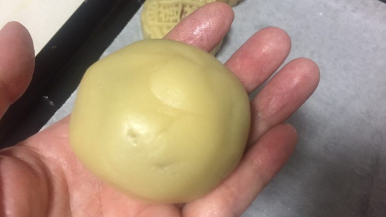 广式月饼(紫薯蛋黄馅),慢慢包起来。