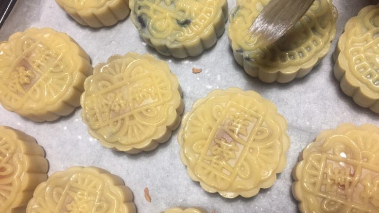 广式月饼(紫薯蛋黄馅),烤箱十分钟提前预热,上火200度下火190度烤五分钟定型,取出月饼刷上一层薄薄的蛋液。
蛋液做法:蛋黄一个留四分之一蛋清打散调匀。