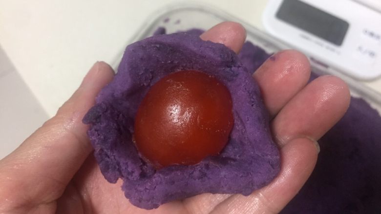 广式月饼(紫薯蛋黄馅),把蛋黄包进紫薯泥里。