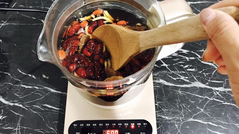 红糖枸杞老姜茶,用勺子搅拌均匀!
