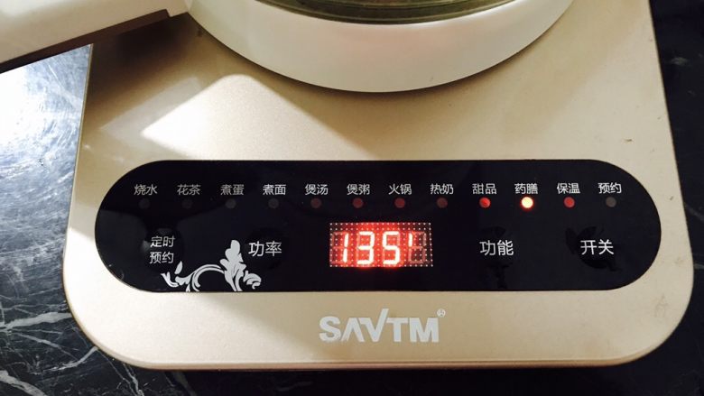 红糖枸杞老姜茶, 1000ml清水倒入养生壶中!把养生壶调到药膳这档!