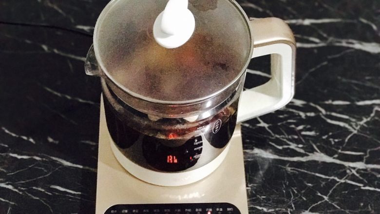 红糖枸杞老姜茶,盖上壶盖!(养生壶是自动变换温度的,这时候一直是800°)