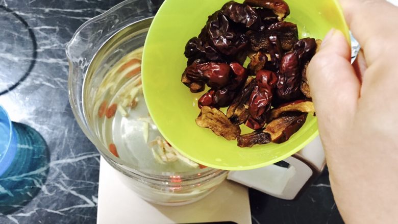 红糖枸杞老姜茶,洗干净的红枣倒入壶中!