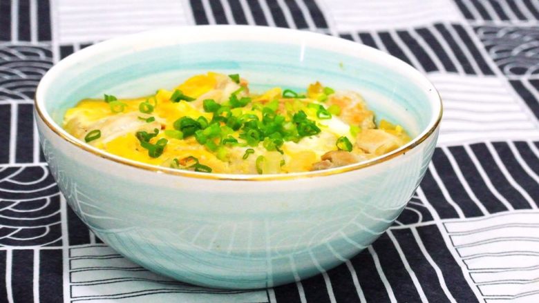 亲子饭,撒上葱花,可以再加点海苔粉,七味粉,白芝麻。