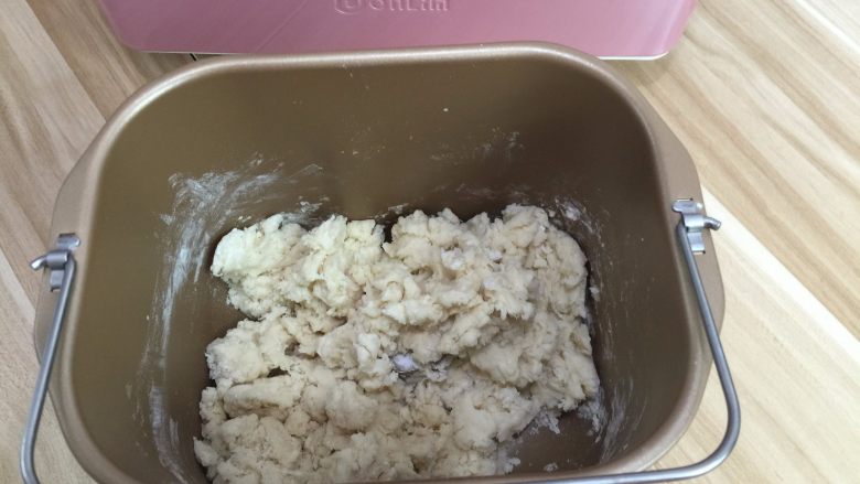 麦香软欧香肠包,1. 所以材料投进面包机桶(东菱T15w)启动和面程序
