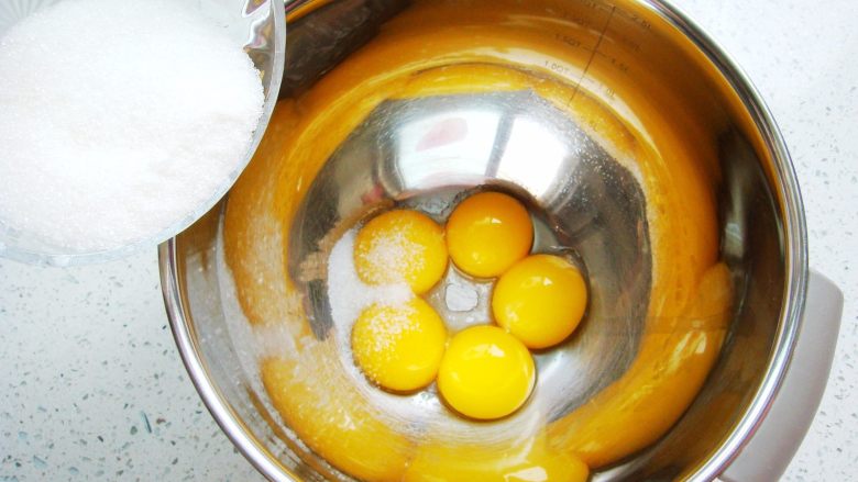 原味戚风蛋糕(8寸基础戚风超详细版),先制作蛋黄糊:80克的<a style='color:red;display:inline-block;' href='/shicai/ 869'>白砂糖</a>分出10克加入蛋黄里,加入盐。