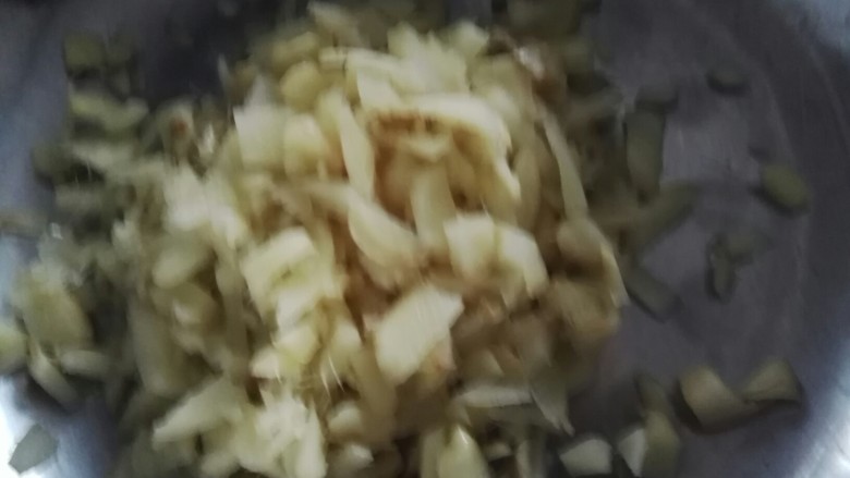 韭菜花酱,嫰<a style='color:red;display:inline-block;' href='/shicai/ 37'>姜</a>100克洗净控干水份,切碎备用。