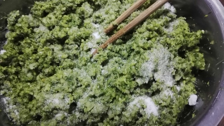 韭菜花酱,较好后,放入剩下的盐,拌匀。