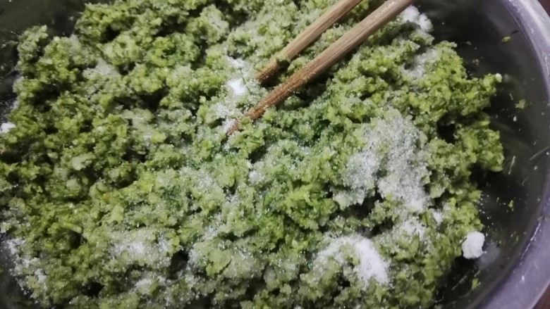 韭菜花酱,较好后，放入剩下的盐，拌匀。