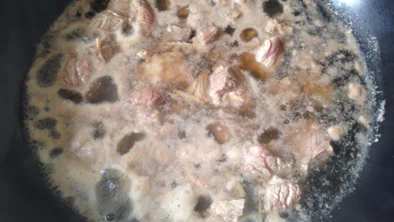 西红柿土豆炖牛肉,煮开一小会儿捞出