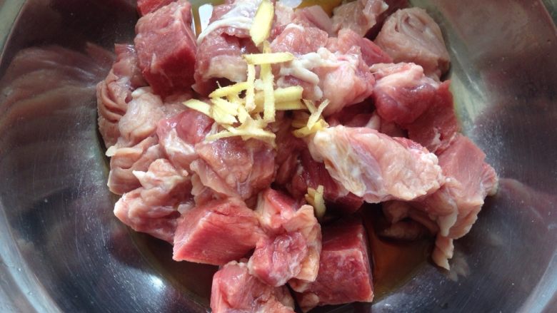 西红柿土豆炖牛肉,<a style='color:red;display:inline-block;' href='/shicai/ 37'>姜</a>切丝，加<a style='color:red;display:inline-block;' href='/shicai/ 894'>黄酒</a>和盐抓匀腌制备用
