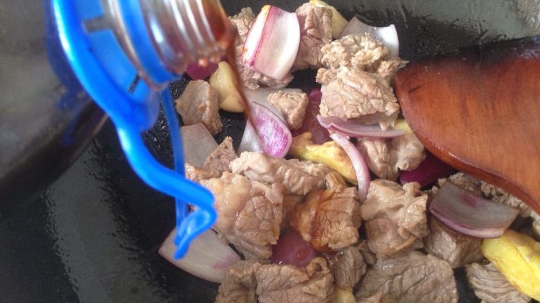 西红柿土豆炖牛肉,加入黄酒继续翻炒