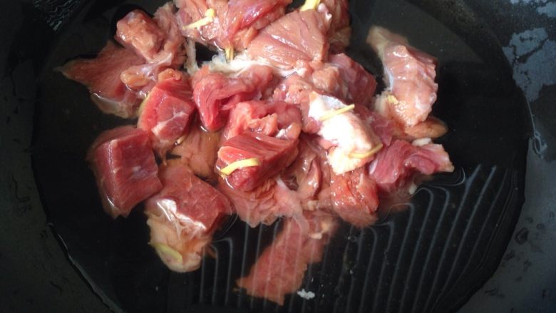 西红柿土豆炖牛肉,牛肉冷水下锅,加适量黄酒