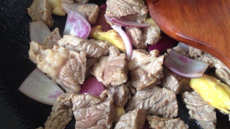 西红柿土豆炖牛肉,加入牛肉翻炒一会儿