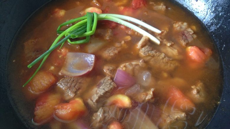 西红柿土豆炖牛肉,加水没过肉块,放入葱结大火烧开后文火慢炖一个小时(省时间我直接转到高压锅压10分钟)所以这一步没有加土豆进去