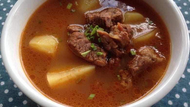 西红柿土豆炖牛肉,最后捞出葱结,加适量<a style='color:red;display:inline-block;' href='/shicai/ 134296'>白胡椒粉</a>和适量盐,盛出撒少量的葱花美美的享用吧