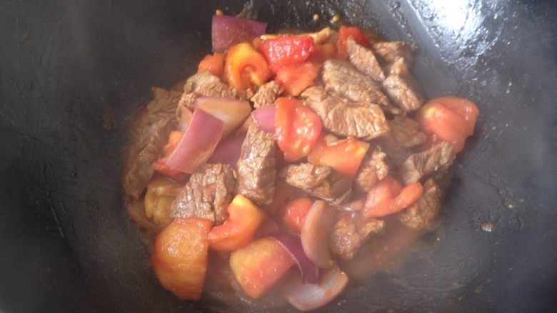 西红柿土豆炖牛肉,西红柿炒至软烂
