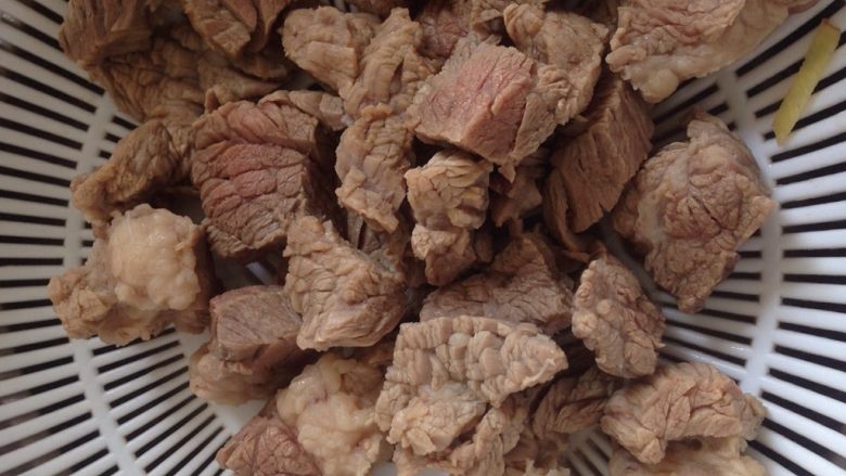 西红柿土豆炖牛肉,冲洗掉血沫滤干备用