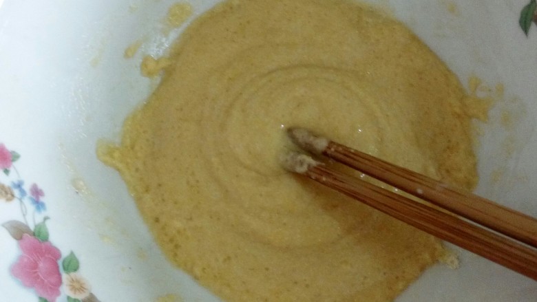 牛奶鸡蛋玉米卷,搅拌到面糊变得浓稠粘糊状停止加牛奶