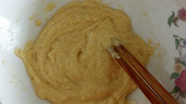 牛奶鸡蛋玉米卷,然后边加牛奶边搅拌