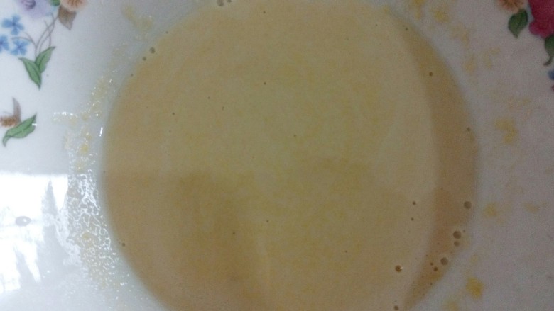 牛奶鸡蛋玉米卷,调好的面糊浓度以用勺子舀起往下掉,刚好能成一条不间断的线为宜