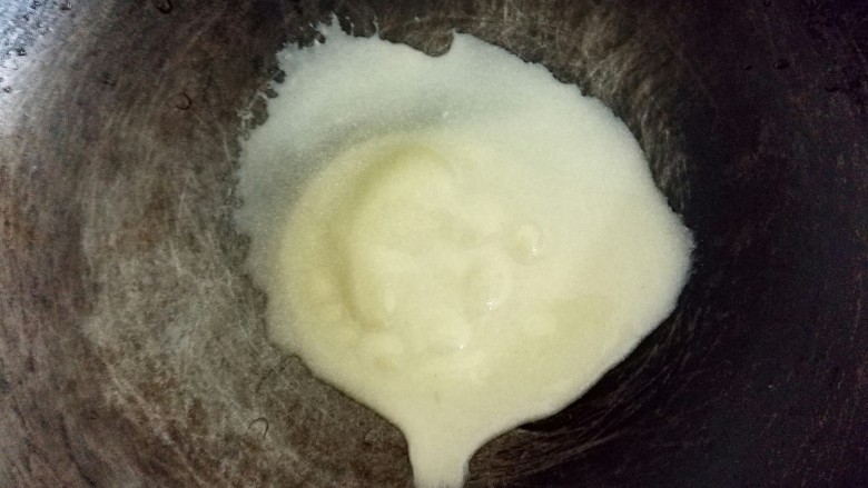 牛奶鸡蛋玉米卷,平底锅微热,不用油,直接用勺子舀一勺面糊垂直倒入,轻轻晃动锅使面糊呈圆形,小火煎