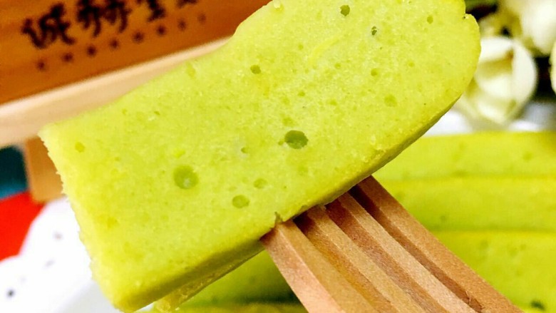 牛油果泥鸡蛋蒸糕,吃起来非常的可口松软,喜欢甜的朋友,可以再加些糖