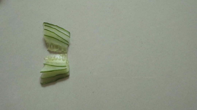 黄瓜鱼,摆几片在盘子里当作鱼的尾巴