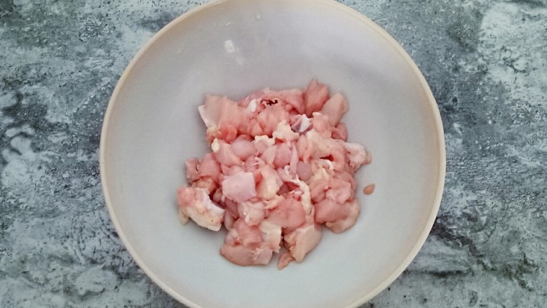 辣子鸡,用手抓均匀,腌制半小时
