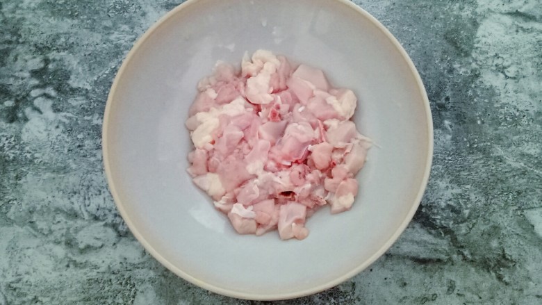 辣子鸡,鸡腿泡去血水后切小块,小点更容易入味