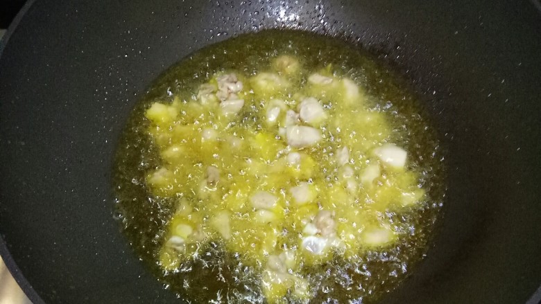 辣子鸡,加入腌制好的鸡块,用勺子不停的翻动,使其受热均匀