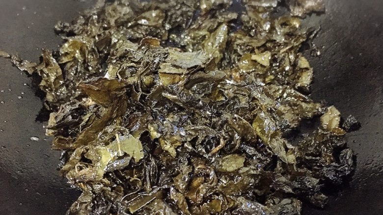 清香茶叶虾,茶叶下油锅炸至酥脆、硬挺,沥油起锅备用