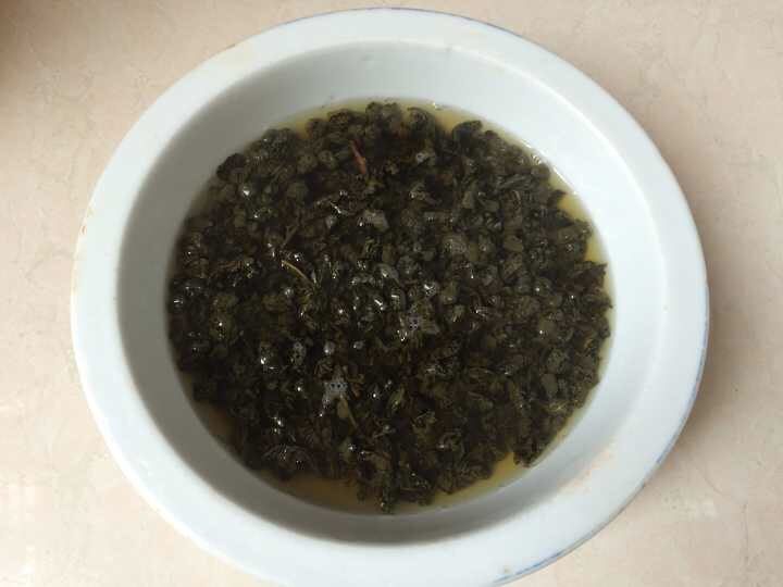 清香茶叶虾,茶叶洗净，泡出第一道水倒掉水再泡第二道水泡虾，我做一斤虾！泡的茶叶比较多，多一点水一点都没有关系，反正茶叶是不吃的，只取其味！还有就是好看😊