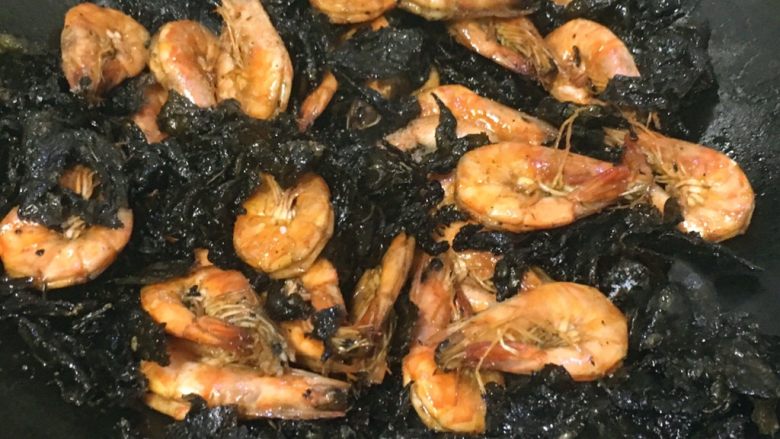 清香茶叶虾,把虾和茶叶加盐调味,混炒均匀即可出锅