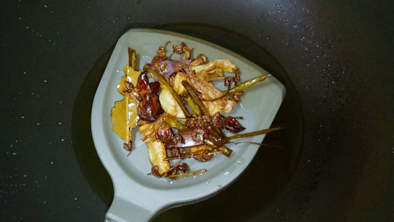 油泼辣子,将炸至金黄的香料捞出,转小火