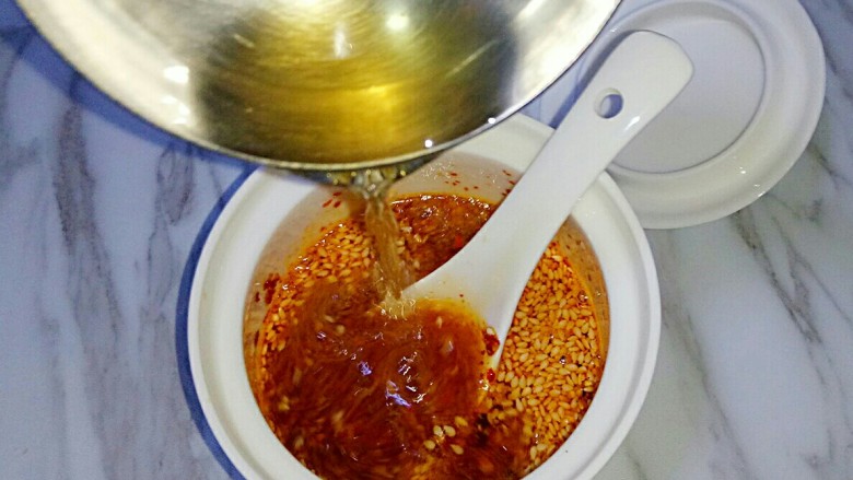 油泼辣子,分三次浇入菜籽油,搅拌均匀
