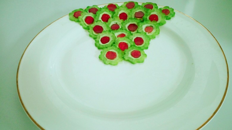 孔雀开屏水果拼盘,在摆出孔雀开屏形象,最边上那层用<a style='color:red;display:inline-block;' href='/shicai/ 623'>蓝莓</a>切开点缀。