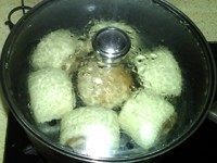 可可双色馒头,醒发结束,锅中倒入冷水,开中大火,