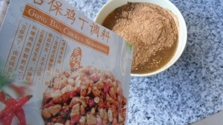 宫保鸡腿, 碗中加适量水,倒入宫保鸡丁调料