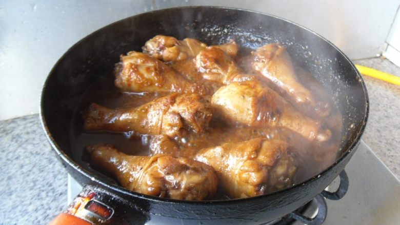 宫保鸡腿, 加少许盐补充调味,翻面再烧制3分钟