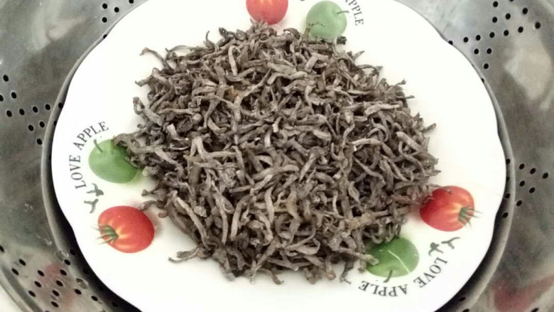 土豆丝榨广椒,还在腌制中,先弄一盘尝尝鲜。放到蒸锅蒸