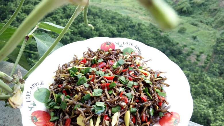 土豆丝榨广椒,加入佐料炒