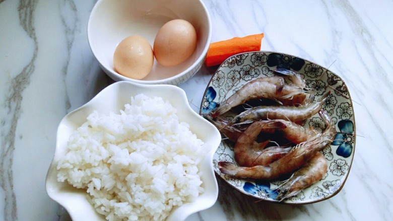 虾仁黄金炒饭,准备好食材。