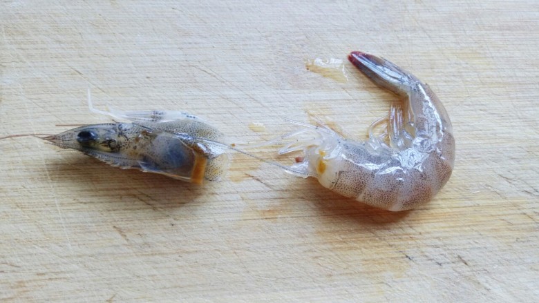 虾仁黄金炒饭,将虾去头,去壳,去虾线。