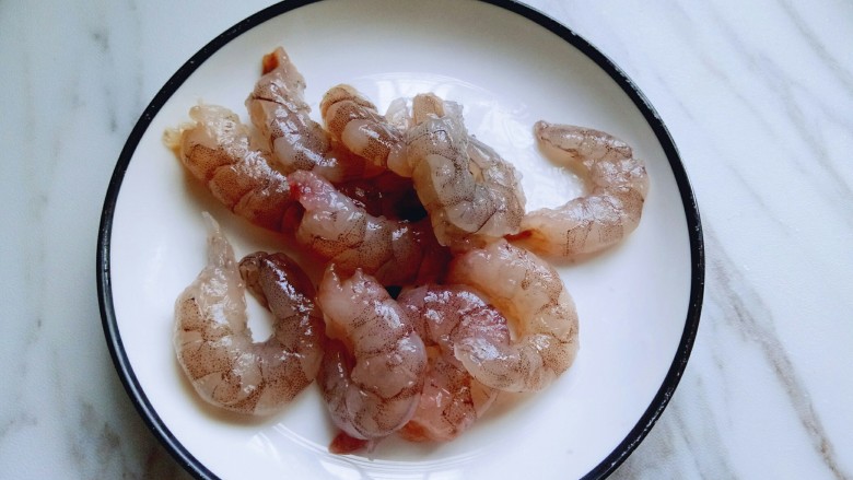 虾仁黄金炒饭,处理好的虾,用冷水冲洗干净之后切碎。