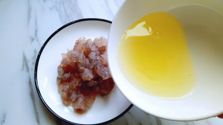 虾仁黄金炒饭,切碎的虾,加入少许蛋白。(是蛋白呦。)