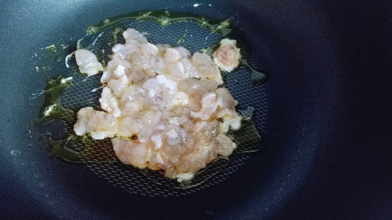 虾仁黄金炒饭,平底锅,热锅冷油,加入虾仁小火煸炒。