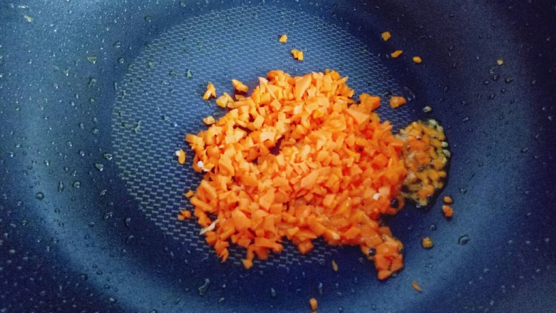 虾仁黄金炒饭,再起油锅,加入胡萝卜煸炒。炒软即可,盛出备用。